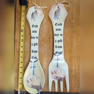 about 17" Each new day is a gift from God fork & spoon wall mount decor, T8MIS